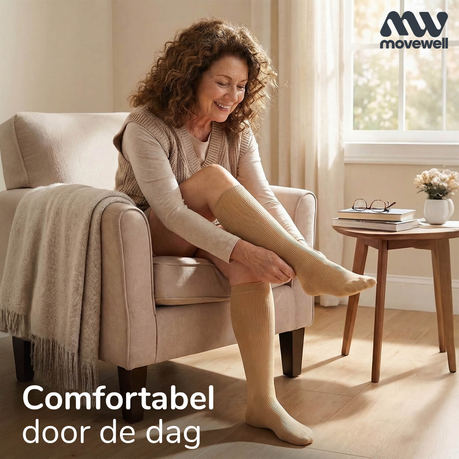 Vrouw in MoveWell compressiekousen, ontspannen op de bank